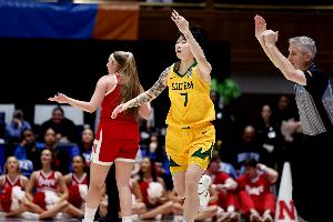 直播吧：女篮人员调整两大学生球员离队 旅美球员邓雨婷开始合练