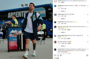 阿根廷登机前往纽约备战决赛，恩佐再次做出进球庆祝动作