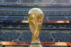 明晨三点决战！FIFA官方晒照：大力神杯已送达大都会人寿体育场！