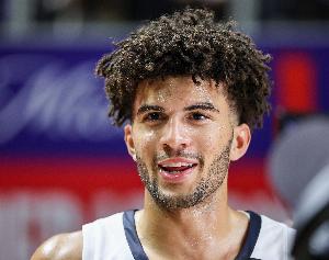 关键时刻连失良机！探花布泽尔17中7拿到19分8板 有4失误