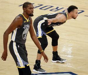 把勇士也忘了？詹姆斯：09&10湖人后就没有过两连冠 哦我忘了自己