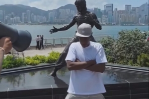 迪班萨开启中国行！先到中国香港逛菜市场 又与李小龙铜像合影