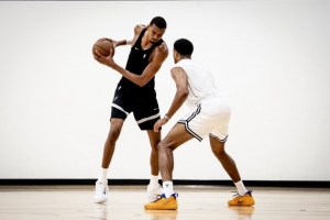 马刺官方晒文班亚马与新援托哈训练照片：化学反应打造中